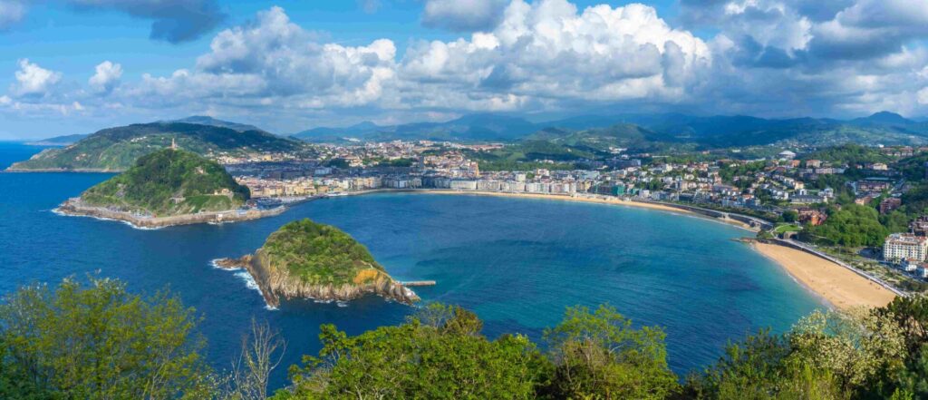 Wandelen San Sebastian uitzicht over San Sebastian shutterstock 1966171243