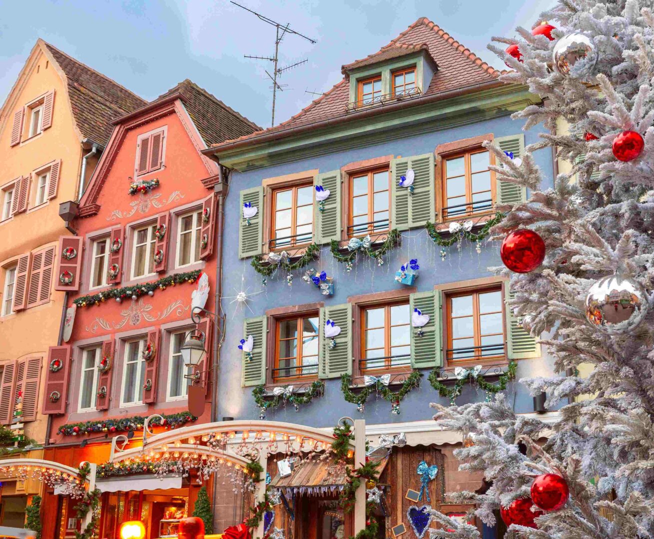 Europa per trein winter in Colmar shutterstock 2397153281