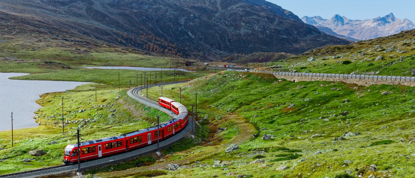 Met de trein door Zwisterland route Bernina Express shutterstock 2626255911 (1)
