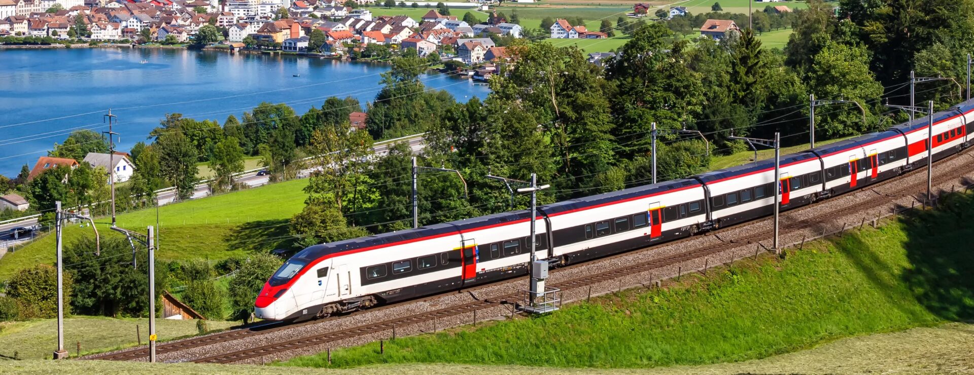 Europa per trein shutterstock 2418147737