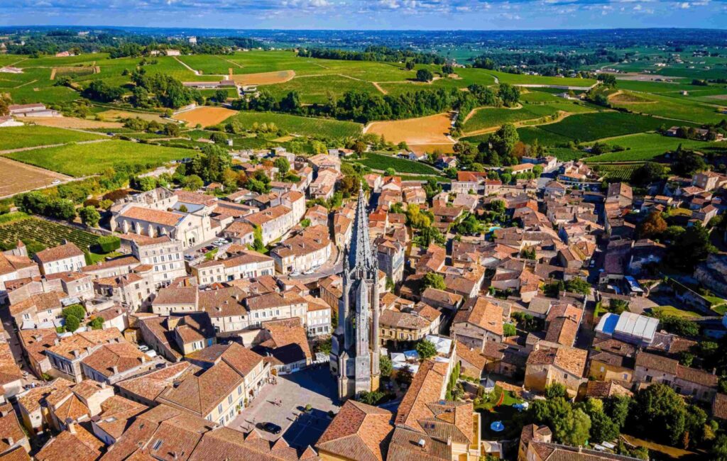 Frankrijk per trein wijngaarden Bordeaux shutterstock 2269503469