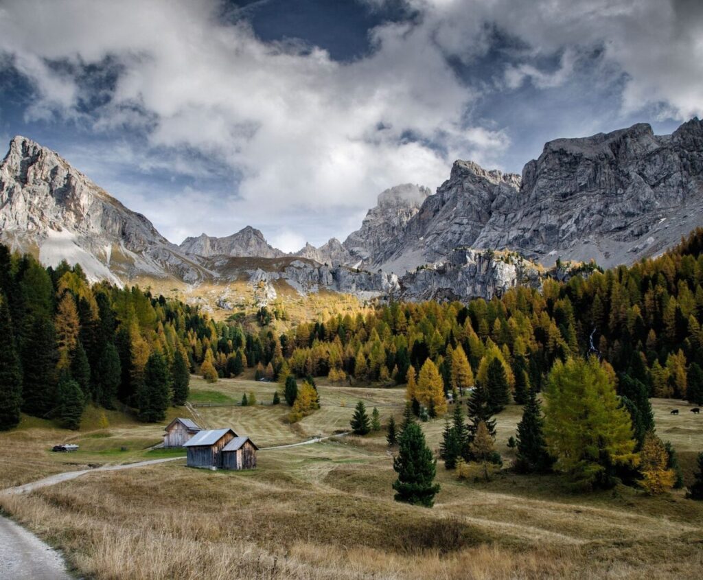 Europa per trein-Italie Dolomieten landschap Fassa