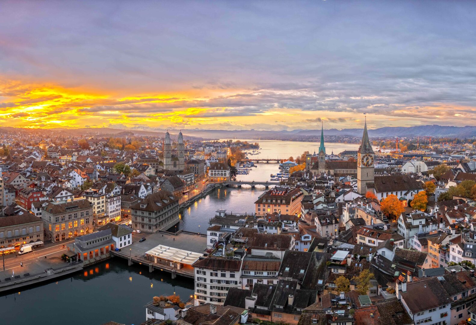 Met de trein naar Zwitserland Zurich shutterstock 2433406175 (1)