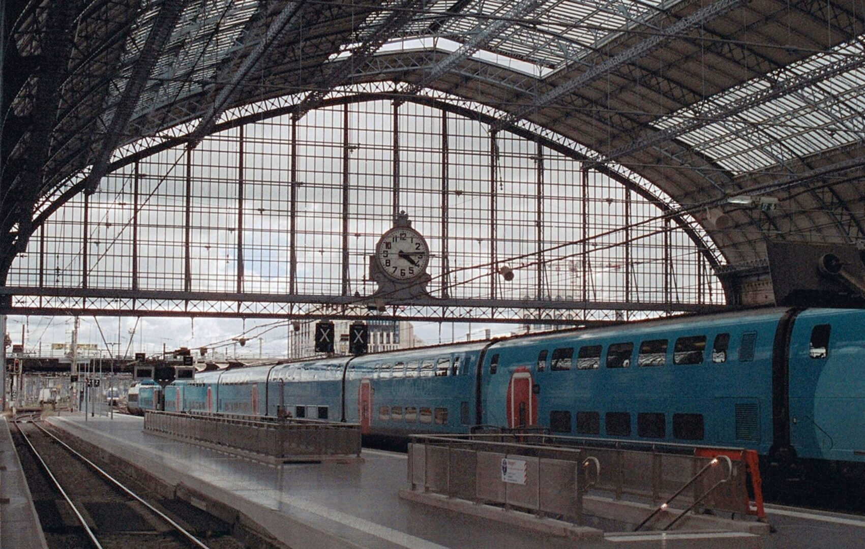 treinstation Bordeaux rames quinerie LBEl ymaYVw unsplash