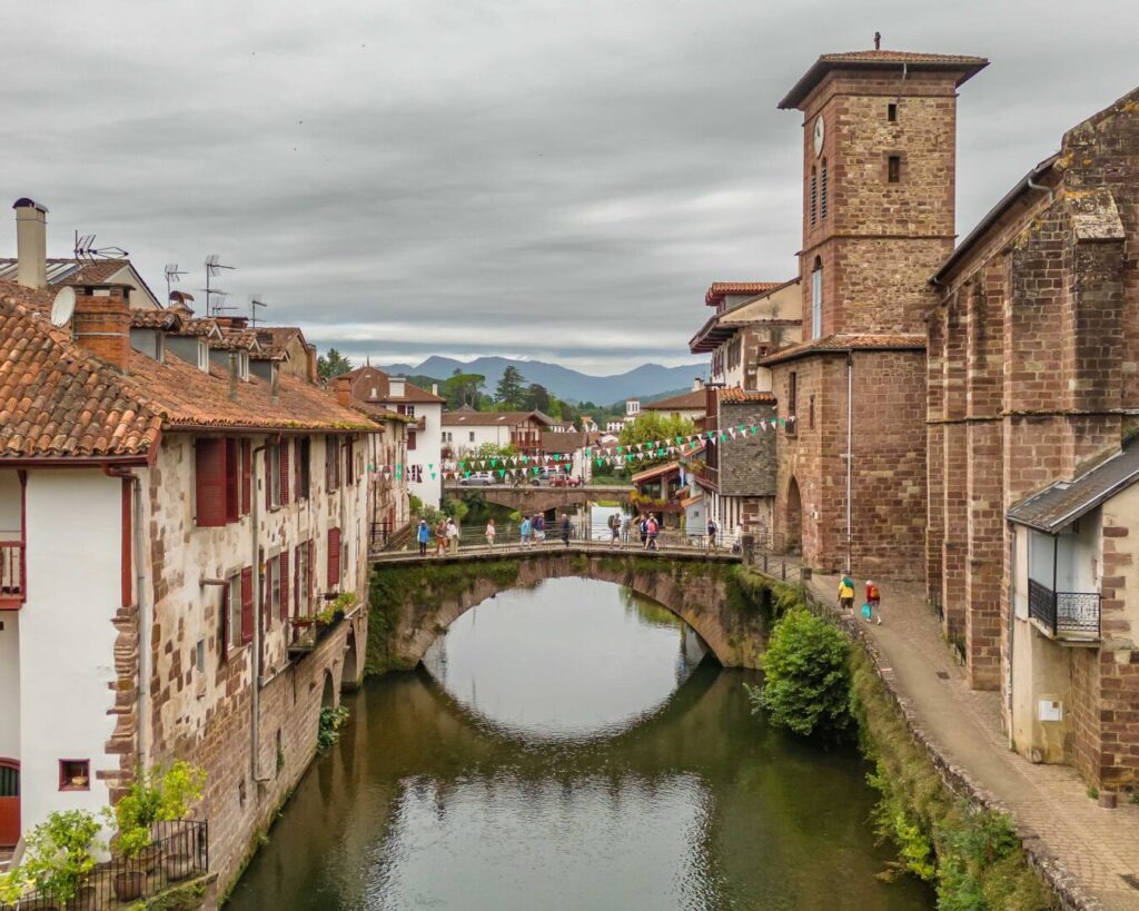 Baskenland per trein St Jean Pied de Port shutterstock