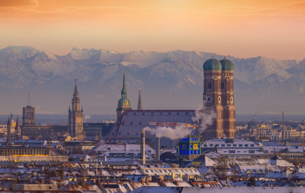 Met de trein naar Duitsland- kerstmarkt munchen- shutterstock-2416130637