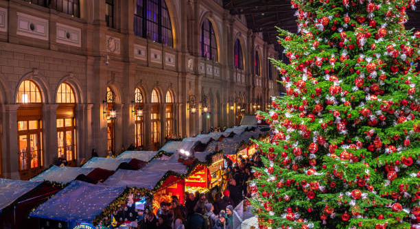 Met de trein naar Zurich kerstmarkt zurich istockphoto
