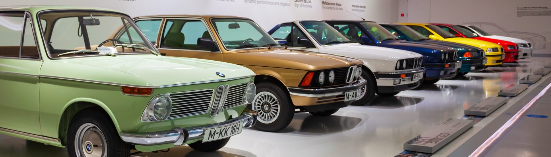 winterreis per trein naar Munchen Munchen BMW museum- shutterstock 2793464239