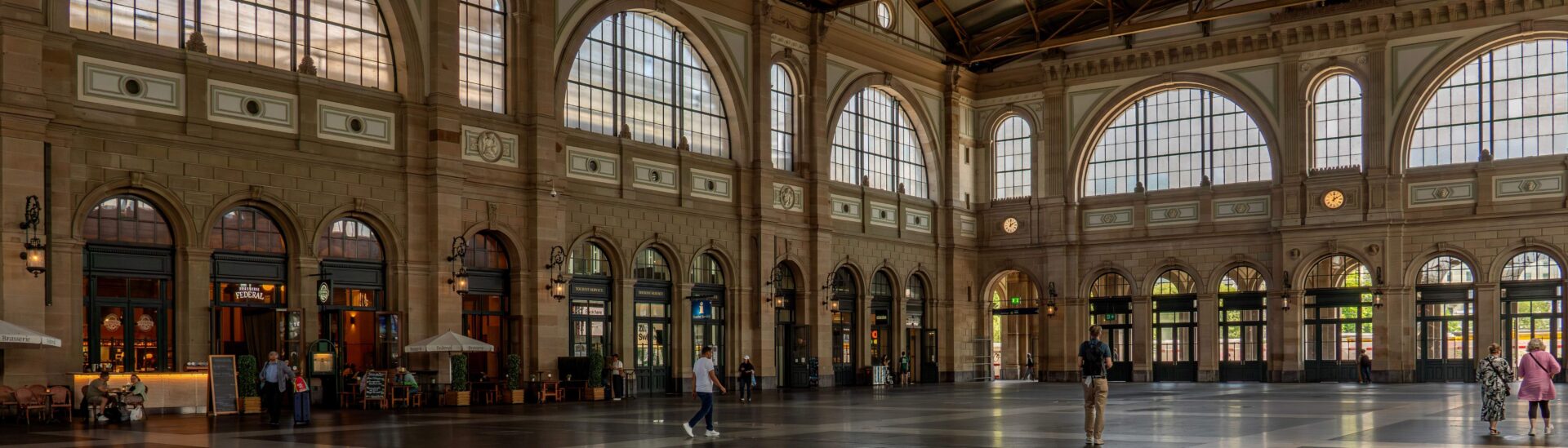 Station Zurich-Met de trein naar Zurich-pexels-suju-38024980