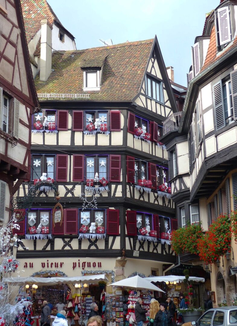 Kerstmarkt in Colmar tussen verlichte vakwerkhuizen