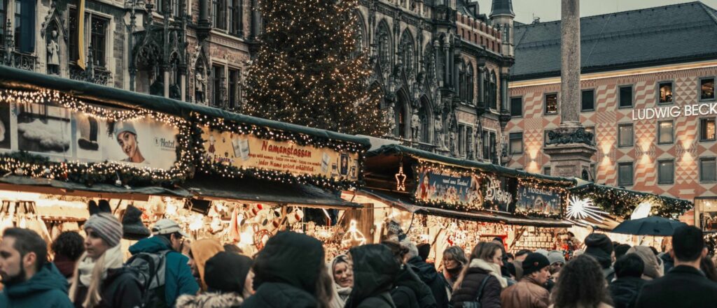 Kerstmarkt op de Marienplatz in München met de kerstboom voor het raadhuis