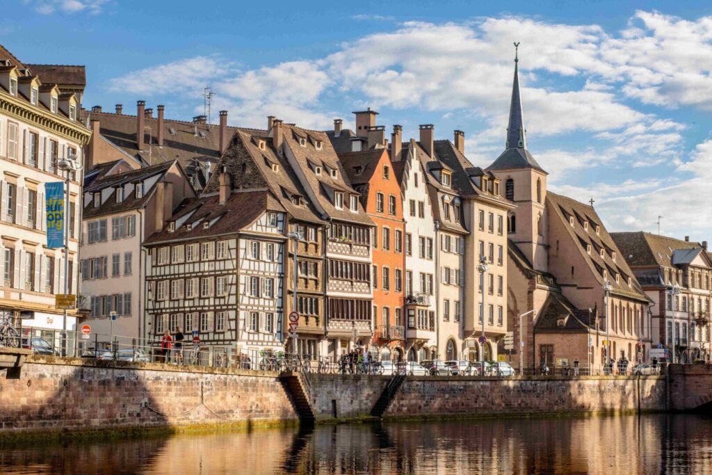 Vakwerkhuizen aan het water van de Ill in de wijk Petite France in Straatsburg