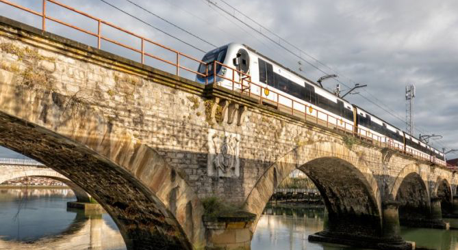 Met de trein naar Bordeaux: het treintje van Euskotren op de brug over de Bidasoa, de grens tussen Spanje en Frankrijk