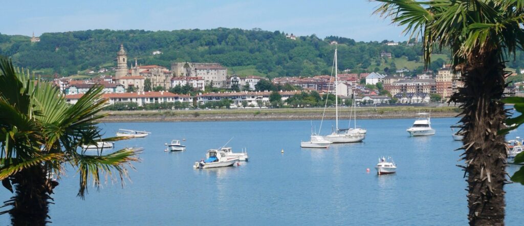 Vissersbootjes in de haven van Hendaye aan de Baskische kust