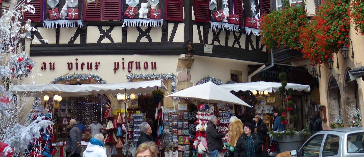 Kerstmarkt in Colmar tussen verlichte vakwerkhuizen