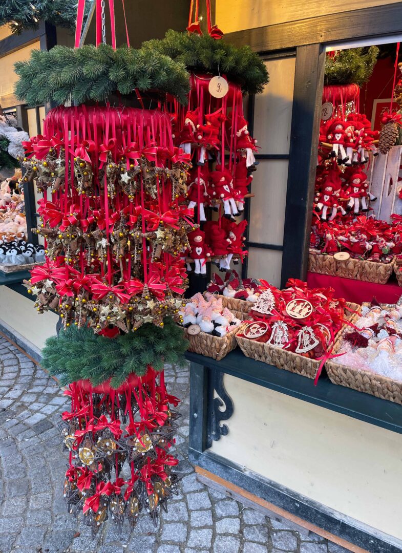 Kraam met kerstversiering op de kerstmarkt in München