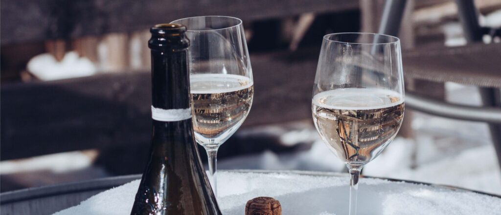 Twee glazen champagne met kerstverlichting op de achtergrond in Reims