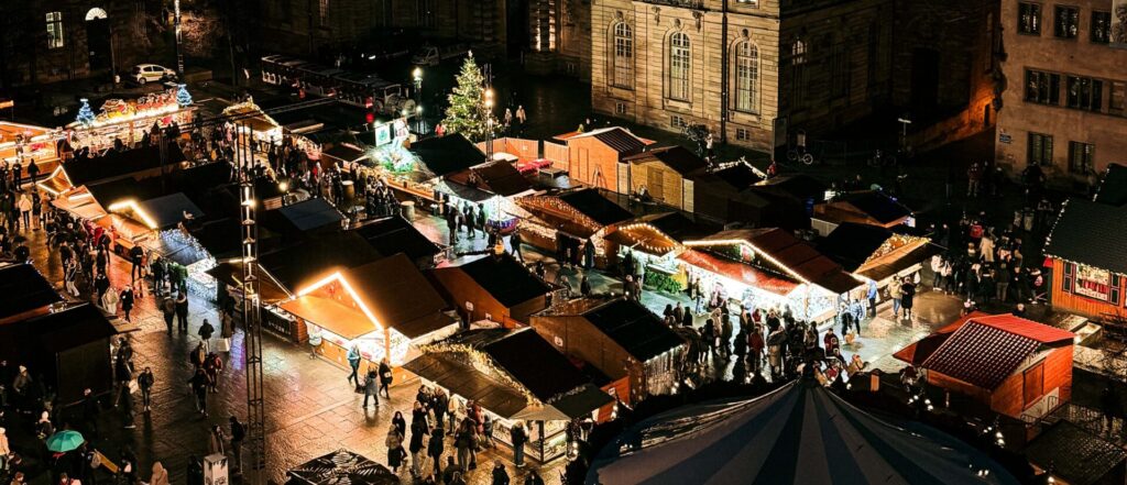 Bovenaanzicht van de verlichte kerstmarkt van Straatsburg in de avond