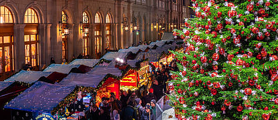 Overdekte kerstmarkt in de stationshal van Zürich met een grote kerstboom