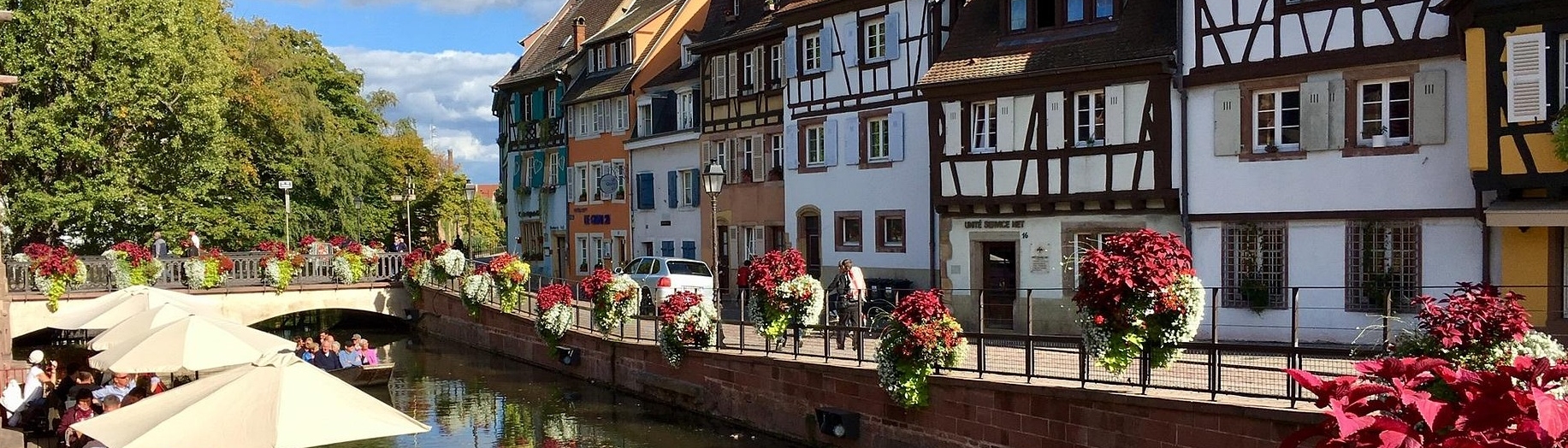 Rij kleurrijke vakwerkhuizen aan het water van de Lauch in Petite Venise, Colmar