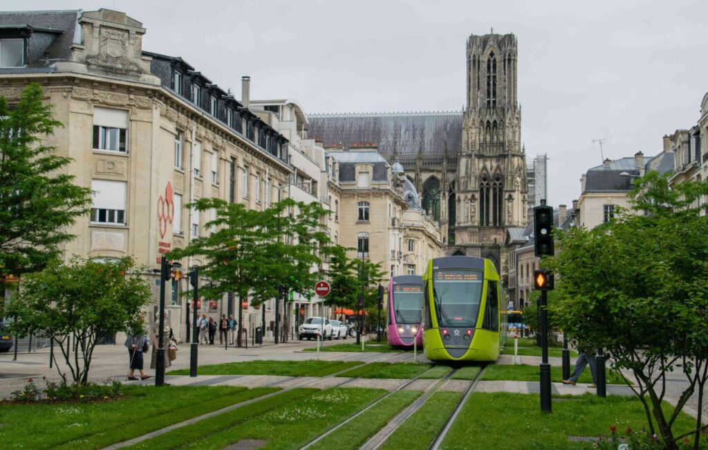 Tram in het centrum van Reims met de gotische kathedraal Notre-Dame op de achtergrond