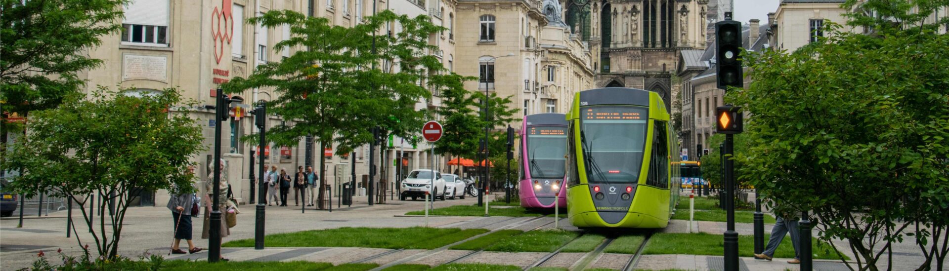 rTram in het centrum van Reims met de gotische kathedraal Notre-Dame op de achtergrond