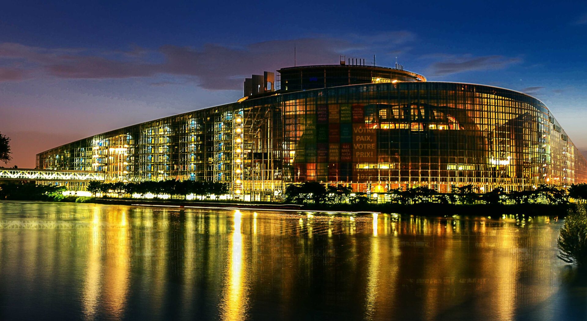 Het glazen Louise Weiss-gebouw van het Europees Parlement aan de rivier de Ill in Straatsburg
