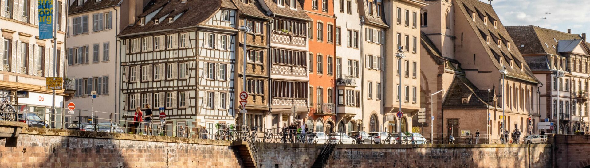 Vakwerkhuizen aan het water van de Ill in de wijk Petite France in Straatsburg