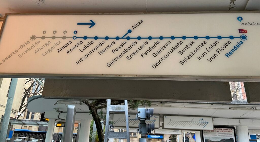 Lijnkaart van Euskotren met alle stations tussen Amara-Donostia in San Sebastián en Hendaia aan de Franse grens