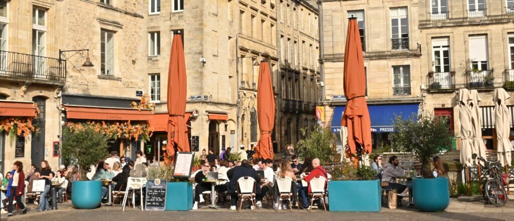 Zicht vanaf een terras op Place Camille-Jullian in Bordeaux, met restaurantjes rondom het plein